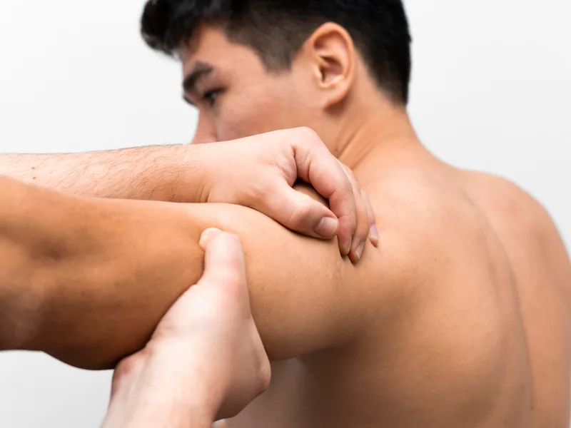 Mountain Creek Chiropractic treating shoulder pain in Red Bank